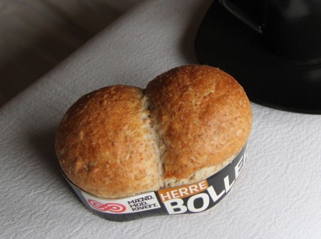 Venta de «pelotas de caballero» de pan recién hecho ayudar en la lucha contra el cáncer. Foto: ©JM Noticias -Pulsar para ampliar-