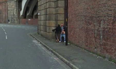 El coche de Street View fotografía a prostituta masturbando a su cliente. (Foto: Captura Street View) PULSAR PARA AMPLIAR