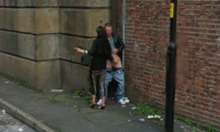 El coche de Street View fotografía a prostituta masturbando a su cliente. (Foto: Captura Street View) PULSAR PARA AMPLIAR