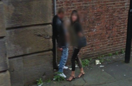 El coche de Street View fotografía a prostituta masturbando a su cliente. (Foto: Captura Street View) PULSAR PARA AMPLIAR
