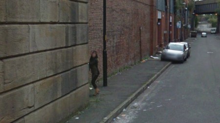 El coche de Street View fotografía a prostituta masturbando a su cliente. (Foto: Captura Street View) PULSAR PARA AMPLIAR