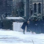 La ministra danesa Helle Thorning-Schmidt quitaba la nieve a paladas bajo la atenta mirada de un policía uniformado. Foto: cortesía Michael Frandsen - Pulsar para ampliar -