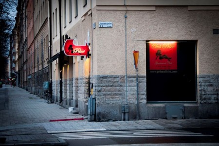 Este es el club de «striptease» o burdel «Privé» de Estocolmo donde se hicieron las fotos del rey Carlos Gustavo con las putillas. (Foto: Wikipedia Commons)