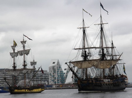 La fragata rusa «Shtandart» (izq) y el navío sueco «Götheborg» momentos antes de la batalla naval en el puerto de Aarhus (Dinamarca) el 4 de Julio del 2013. (Foto: © M.Mielgo - JM Noticias)