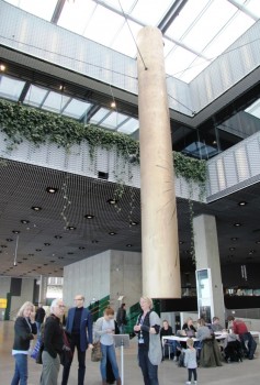 Este «gong» cilíndrico de 7,5 m de altura y tres toneladas, suena cuando nace un bebé en el hospital de Aarhus. (Foto: © M.Mielgo - JM Noticias) - Pulsar para ampliar -
