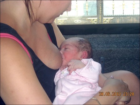 María acercó el bebé a su pecho y consiguió que tomara algo de leche. (Foto: Cortesía familia María Kristensen)