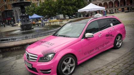 El «jentetaxi» está pintado de rosa y lleva pestañas en los faros. Es gratuito y sólo lleva a mujeres entre las 10 de la noche y las 5 de la madrugada de miércoles a domingo. (Foto: Press photo handout)