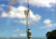 La torre de la antena de televisión de Hoogersmildede, que tiene 300 metros de altura, se derrumba tras un incendio.