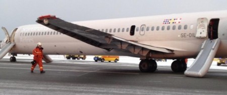 El avión averiado de SAS en el aeropuerto de Copenhague tras ser evacuado. (Foto: Princesa Mette-Marit vía Twitter)