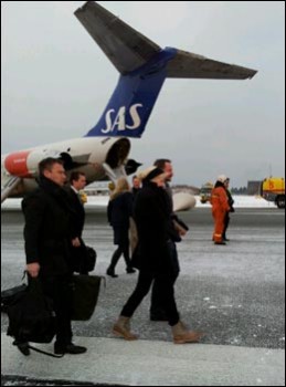 La pareja de príncipes se aleja del avión junto con los demás pasajeros (Foto: Particular de pasajero)