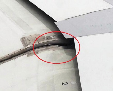 La herramienta olvidada es una llave fija o de tornillo que bloquea el «flap» del ala del avión de EasyJet que estaba a punto de despegar. (Foto: cortesía pasajero) - PULSAR PARA AMPLIAR -