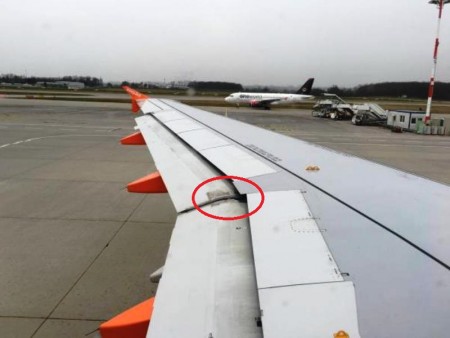 Esta es el ala izquierda del avión de EasyJet con la llave bloqueando el «flap», cuando se dirigía a la cabecera de pista para despegar. (Foto: cortesía pasajero)