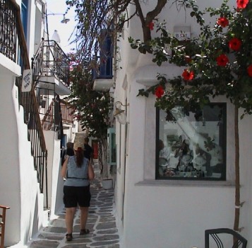 En los estrechos callejones de Mikonos se respira paz y tranquilidad. (Foto: © JMM - JM Noticias) - PULSAR PARA AMPLIAR -