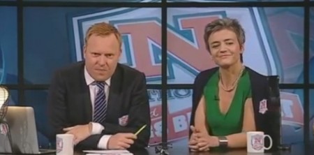 Anders Breinholt, presentador de «Natholdet» y responsable del programa, junto con la ministra Margrethe Vestager, viendo el montaje. (Foto: Captura vídeo)