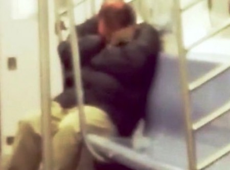 La rata subiendo por el brazo y hombro del pasajero que duerme en el vagón del Metro de Nueva York. (Foto: captura vídeo)