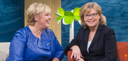 La médico de cabecera Gunilla Hasselgren y la directora del programa Suzanne Axell. (Foto: captura SVT)