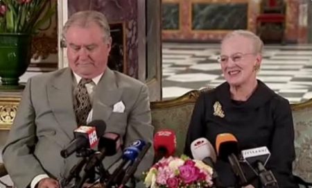 La reina Margarita y su marido el príncipe Henrik al comienzo de la rueda de prensa. (Foto: captura TV)