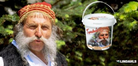 Los yogures «turcos» de la sueca Lindahls Mejeri se identifican por la foto del griego. (Foto: lindahlsmejeri)