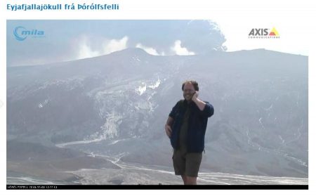 Turista haciendo el hortera frente al volcán de Eyjafjalla. (Foto: Webcam en Þórólfsfelli) - PULSAR PARA AMPLIAR -