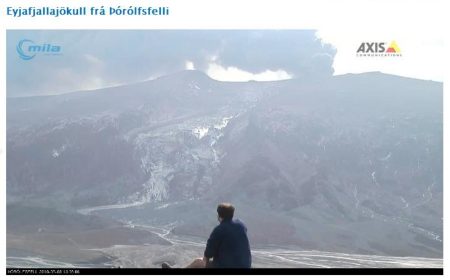 ¡Jo, qué guay! Tengo el volcán justo enfrente. (Foto: Webcam de Þórólfsfelli) - PULSAR PARA AMPLIAR -