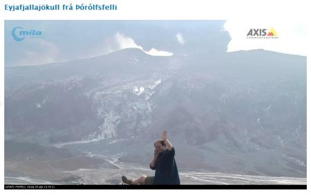 ¡Hola mamá! ... ¿me ves? , sí soy yo, estoy en el volcán... (Foto: Webcam de Þórólfsfelli) - PULSAR PARA AMPLIAR -