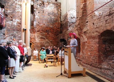 La princesa Benedikte de Dinamarca en el discurso de apertura. Al fondo, miembros de la familia real danesa y la nobleza. (Foto: © M.Mielgo - JM Noticias)