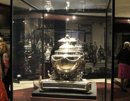 Un «bowl» o tazón para el ponche 65 cms. de alto y 55 de ancho, hecho en plata y adornos de oro. Propiedad de la Fundación del Cuerpo de oficiales de la Guardia Real danesa. (Foto: © M.Mielgo - JM Noticias)