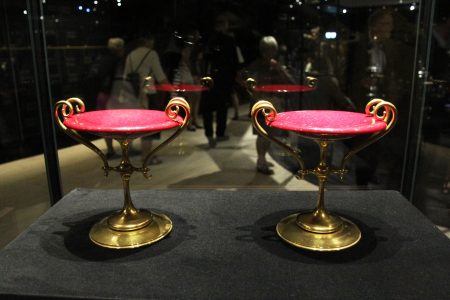Pareja de fuentes de cristal coloreado en púrpura con pedestal de latón, para frutas o dulces. Propiedad de la reina Margarita II de Dinamarca. (Foto: © M.Mielgo - JM Noticias)