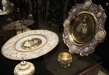 Dos bandejas para el pan hechas de plata policromada al estilo ruso. Salero con tapa y otro sin ella en plata con dorados de oro y esmaltes. (Foto: © M.Mielgo - JM Noticias)
