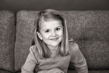 Estelle de Suecia es clavada a su madre la princesa Victoria. (Foto: Anna-Lena Ahlström / Kungahuset.se)