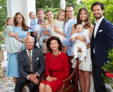 En la foto aparecen sentados al rey Carlos XVI Gustavo y la reina Silvia. Detrás de ellos está la princesa heredera Victoria con su hijo el príncipe Oscar en brazos y su marido el príncipe Daniel con su hija la princesa Estelle. A la derecha el príncipe Carlos Felipe con su esposa la princesa Sofía, que tiene en brazos al hijo de ambos, el príncipe Alexander. A la izquierda está la princesa Magdalena con su hija la princesa Leonore en brazos, y al lado de su marido el señor Christopher O'Neill con el hijo de ambos el príncipe Nicolas. (Foto: Cortesía Kungahuset / Anna-Lena_Ahlström)