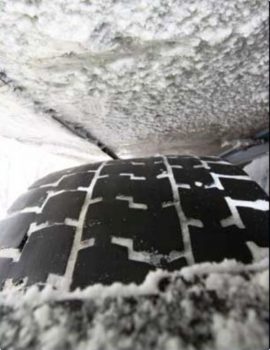 Los neumáticos no estaban desgastados, pero no eran adecuados para la nieve de estas latitutes. (Foto: Cortesía Policía noruega)