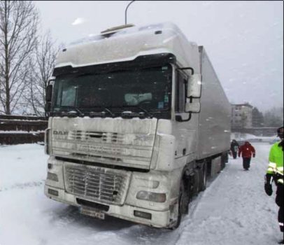 Este es el camión español que la lió parda en Oslo. La matrícula y las marcas de la empresa han sido veladas por la Policía para no desvelar su identidad (Foto: Cortesía de la Policía noruega)