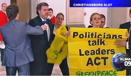 Dos activistas de Greenpeace se cuelan en la cena de gala de la reina Margarita II de Dinamarca. (Foto: captura de tv)