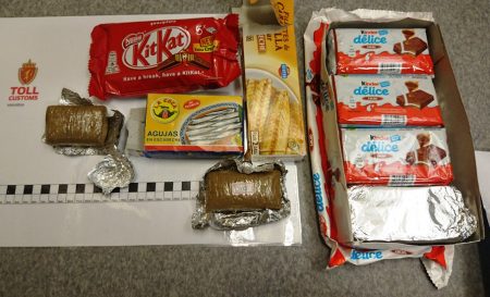El alijo de 1,2 kilos de «chocolate» intervenido a los dos españoles en los paquetes de chocolate para niños y las latas de conservas. (Foto: Tolletaten -Aduanas de Noruega)
