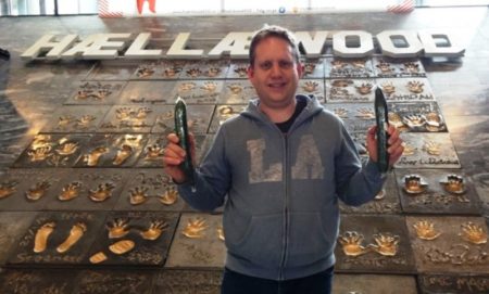 El director Jørgen Søderberg Jansen con los dos pepinos españoles que espera pasen a recogerlos: Foto: Privada.