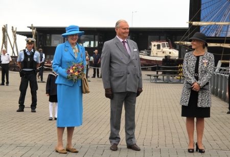 La reina Margarita y su marido el príncipe Henrik juntos en la visita oficial a Ebeltof, en el norte de Jutlandia, en septiembre del 2015. (Foto © M.Mielgo - JM Noticias)