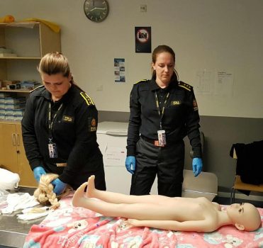 Las dos agentes de las aduanas noruegas abren otra caja procedente de Asia con una muñeca sexual y sus complementos. (Foto: Tolletaten / Aduanas de Noruega)