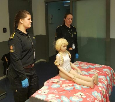 Las llamadas «pedo-dolls» o muñecas para pedófilos se envían con pelucas y varias piezas de ropa infantil. (Foto: Tolletaten / Aduanas de Noruega)