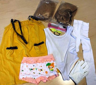 Un juego de ropa infantil y complementos acompañan a las muñecas. (Foto: Tolletaten / Aduanas de Noruega)